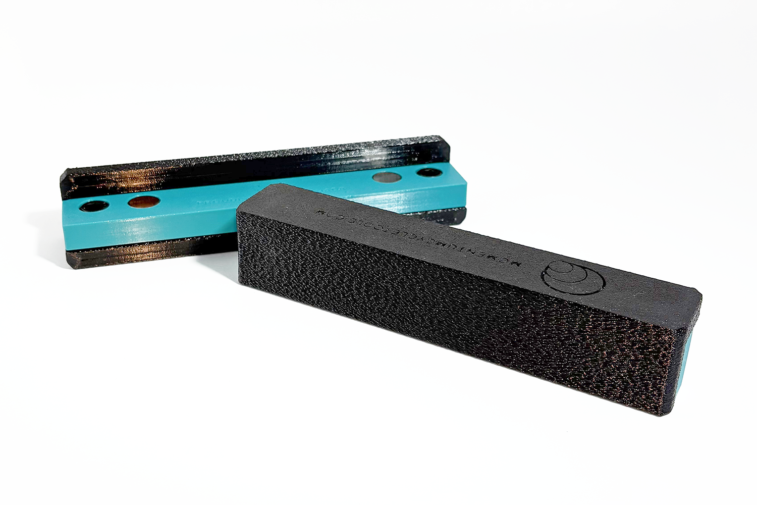 Our Soft Vise Jaw Pads PRO are the ultimate solution for secure and scratch-free bike part maintenance. Perfect for tasks like mountain bike shock maintenance.